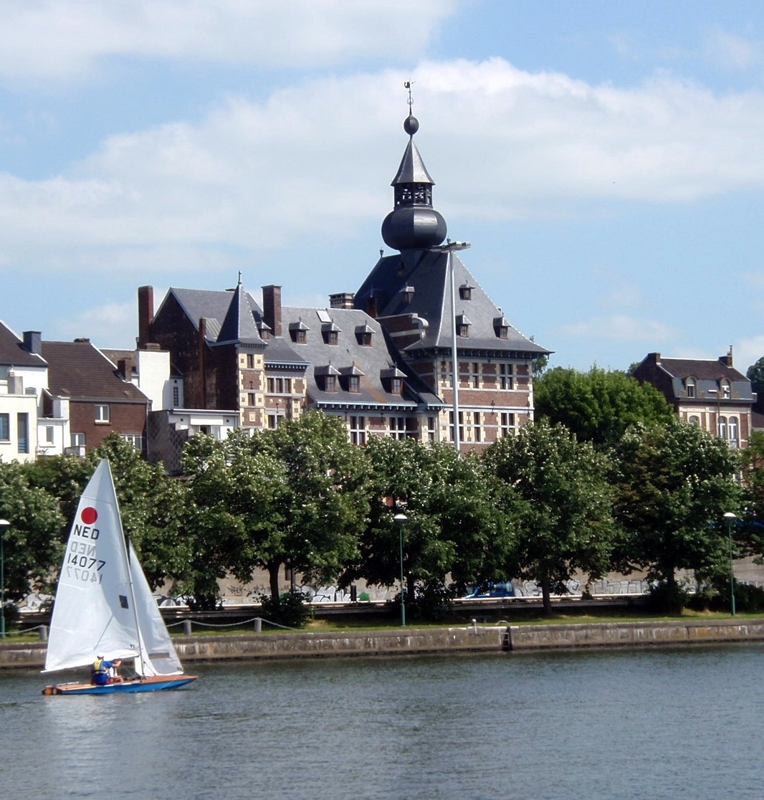 Hôtel de ville vue de la Meuse